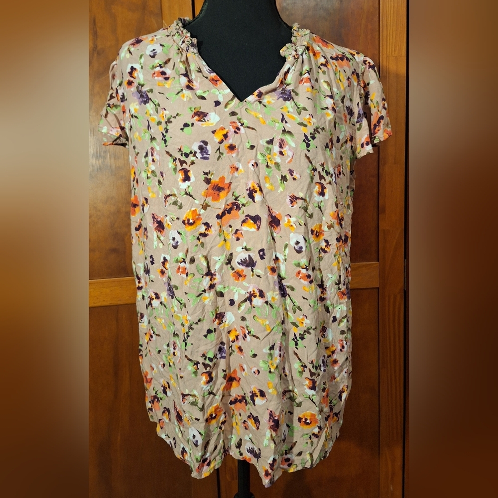 EVRI women's floral short sleeve  v-neck blouse with ruffled collar. Size OX